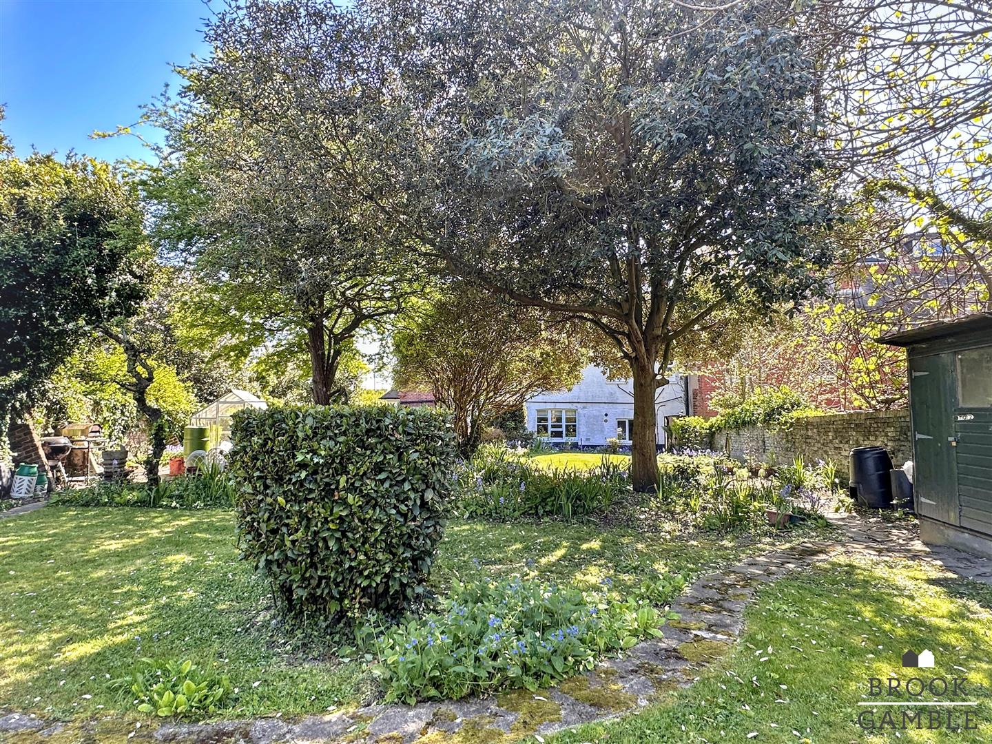2 Bedroom Apartment. 9 Upper Avenue in Eastbourne,  21